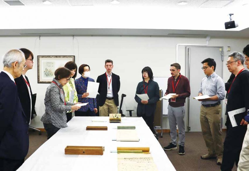 日本古典籍などを展観する様子