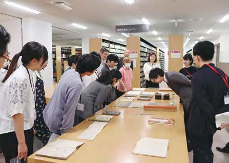 古典籍閲覧の様子